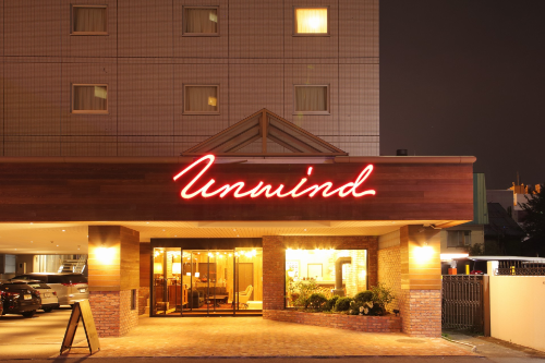 ロッジ風の設えとフレンドリーな接客で注目を浴びるUNWIND HOTEL & BAR 札幌、今後は英語力の底上げにも注力【PR】