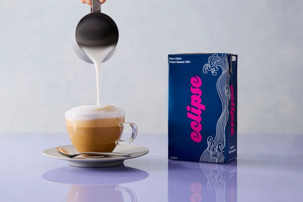 コーヒーを引き立てるプラントベースミルク「エクリプス ミルク」クセなく高いフォーム（泡立ち）性能が特徴